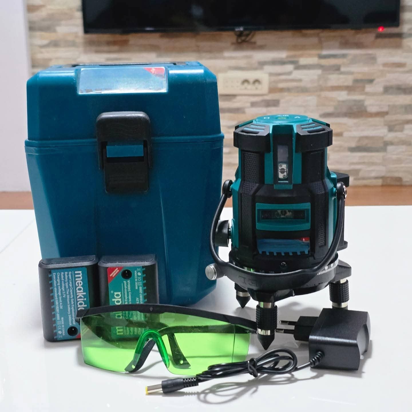 Višelinijski laser za nivelisanje sa ukrštenim linijama