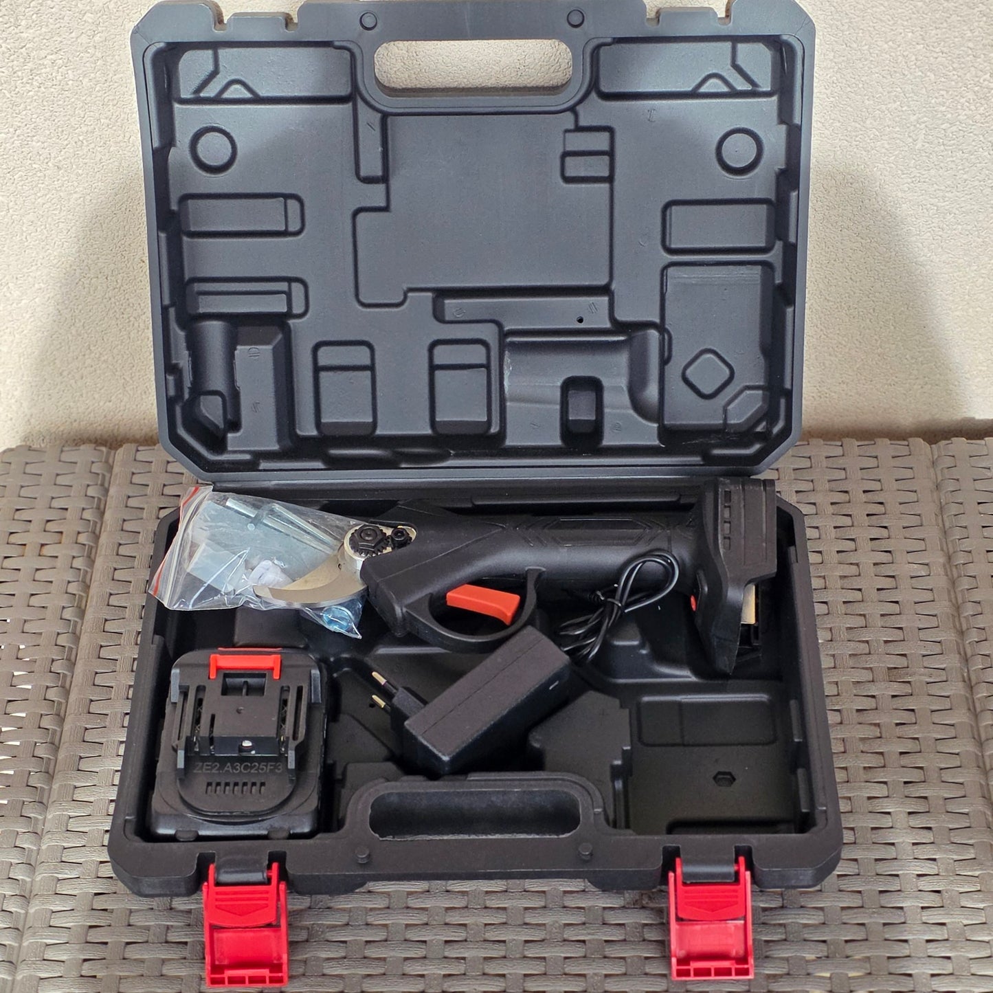 Aku makaze za orezivanje 21V – profesionalne bežične makaze za voćarstvo i vinogradarstvo