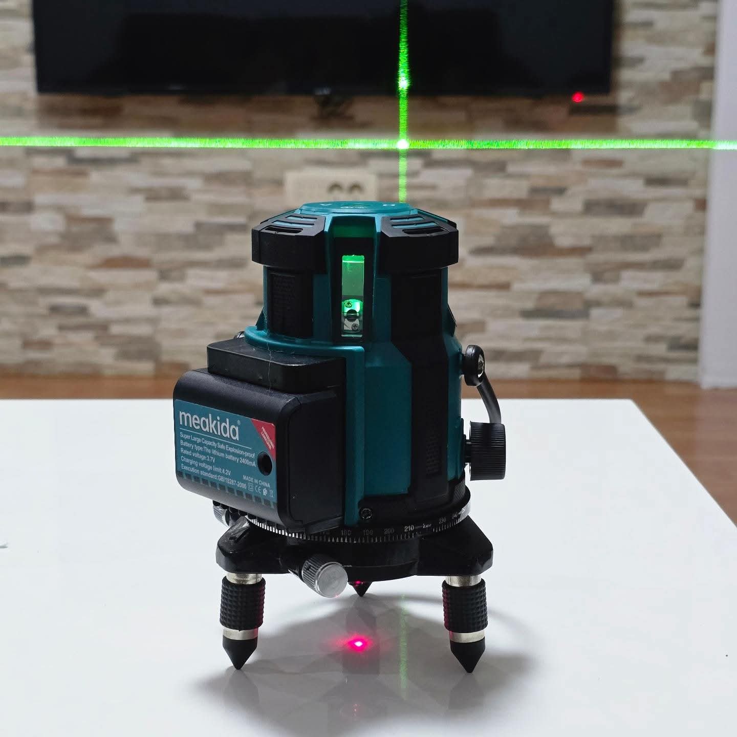 Višelinijski laser za nivelisanje sa ukrštenim linijama