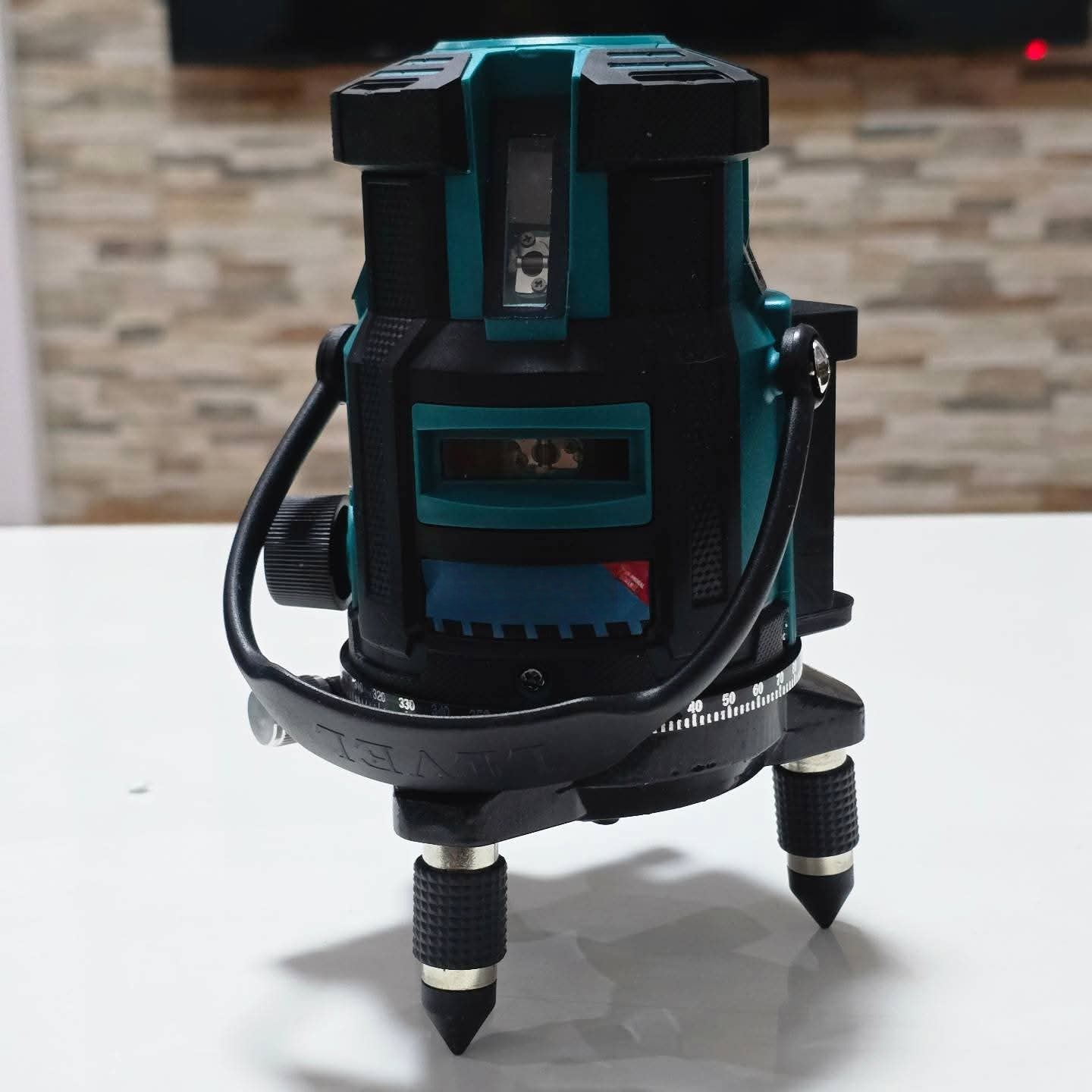 Višelinijski laser za nivelisanje sa ukrštenim linijama